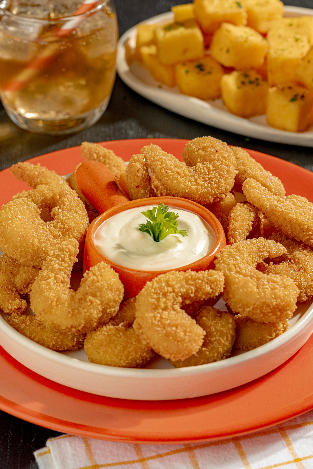 Camarão Empanado com Cubos de Polenta Crocante e Maionese de Parmesão
