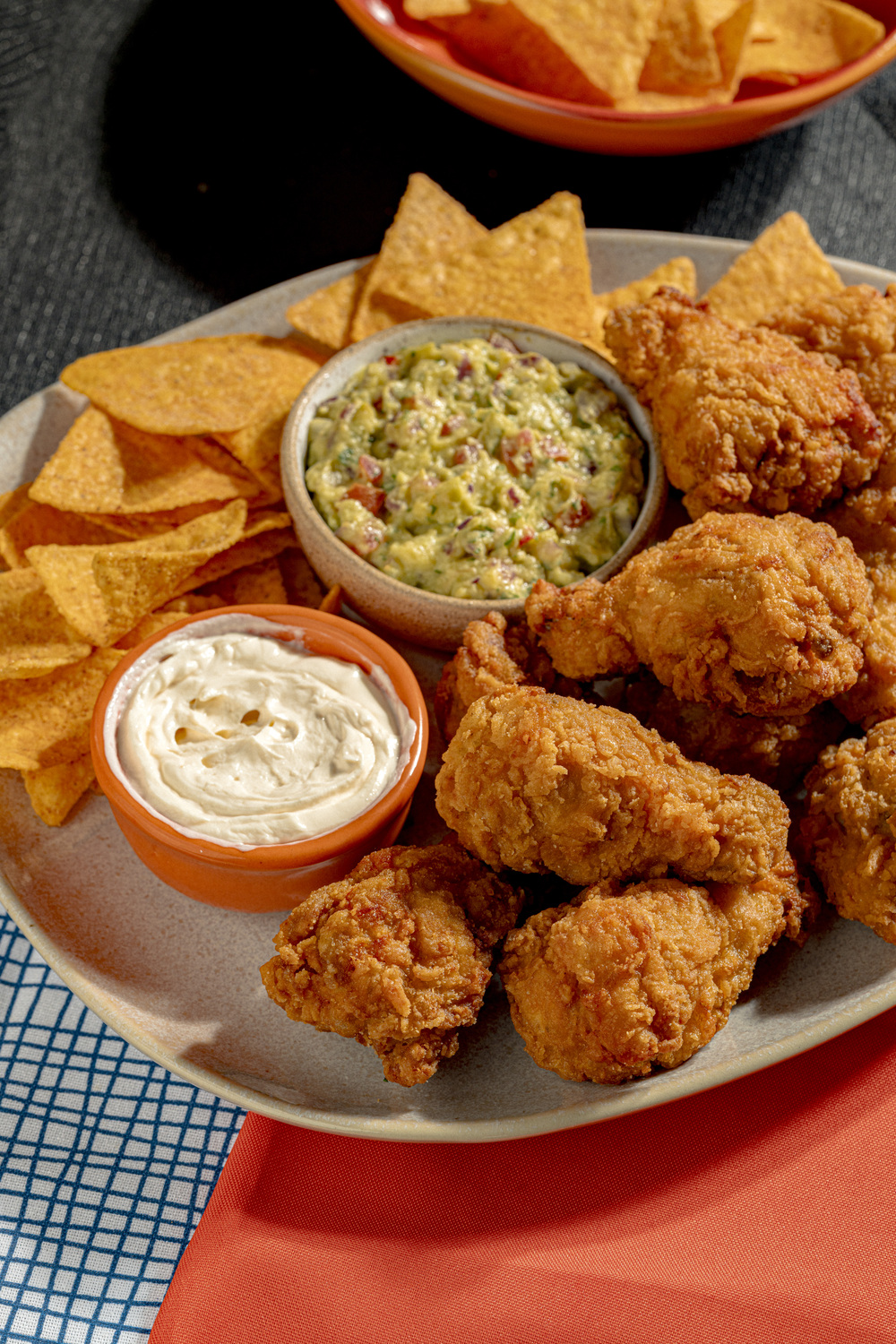 Coxinha da Asa com Nachos, Guacamole e Sour Cream