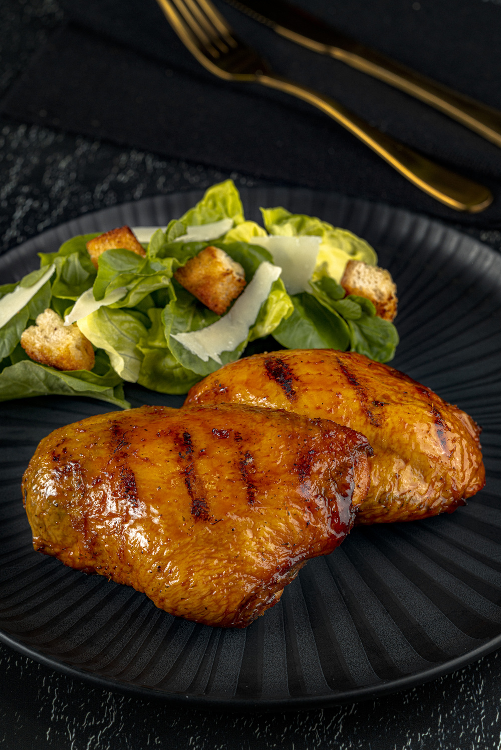 Filé de Coxa e Sobrecoxa Limão Siciliano e Alecrim com salada de folhas crocantes, parmesão e croutons